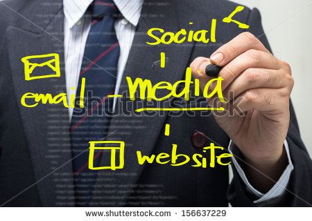 Mano escribiendo un esquema en una pizarra transparente: emai-social-media-website